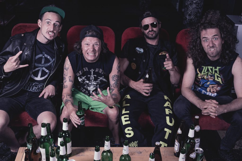 image article INSANITY ALERT (Trash metal crossover band - Autriche) réédite "Moshburger" et en tournée à Dijon, Montpellier et plus encore...